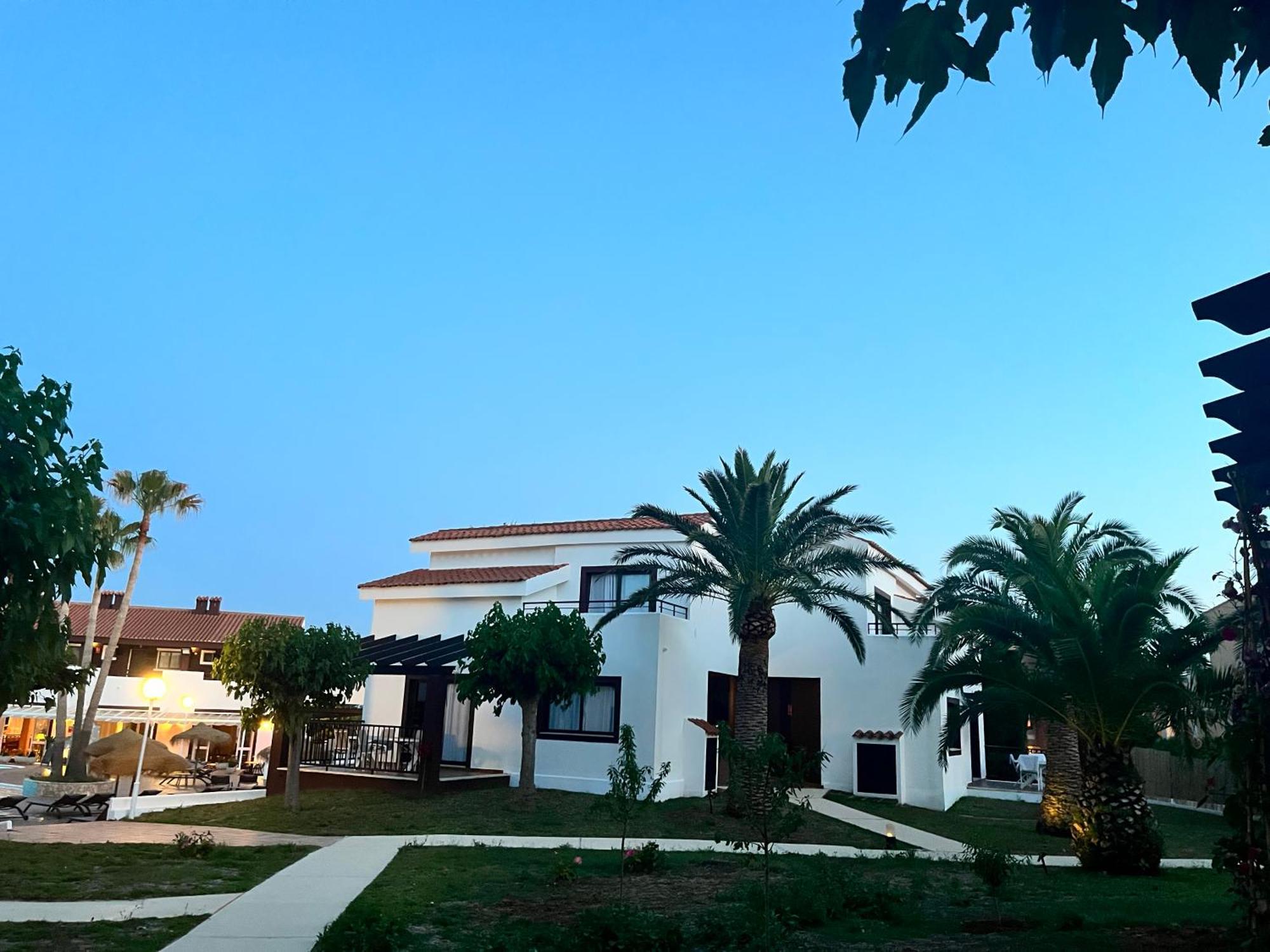 Nuramar Aparthotel Кала-ен-Бош Екстер'єр фото